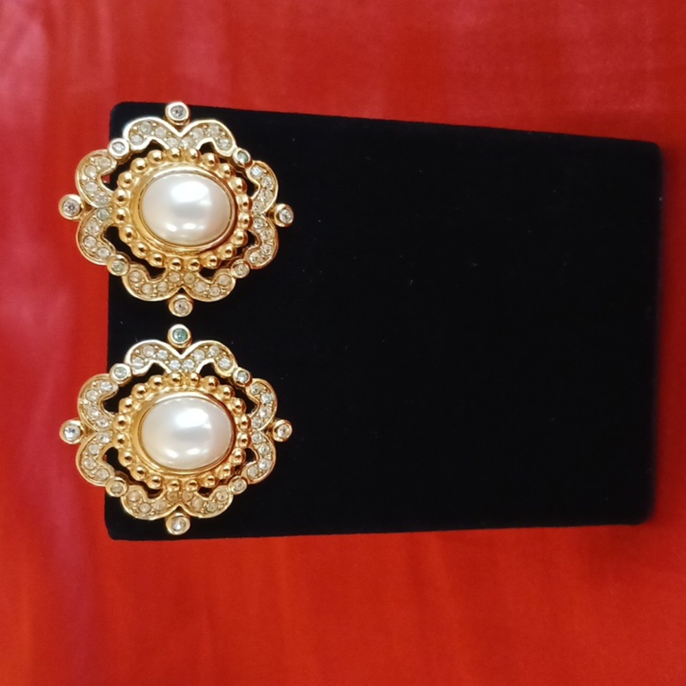 EUC Vintage Dior Clip On Earrings